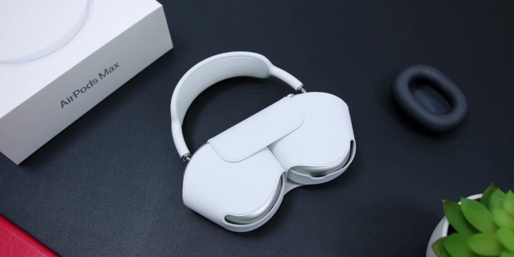 AirPods Max Review: Truly MAX Quality? 🤔 A Musician's Perspective 11 Smart case front 1080p AirPods Max Review.mp400015