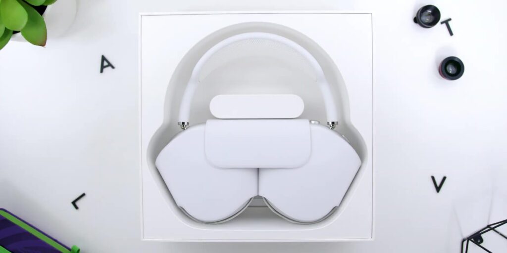 AirPods Max Review: Truly MAX Quality? 🤔 A Musician's Perspective 4 Open box 1080p AirPods Max Review.mp400004