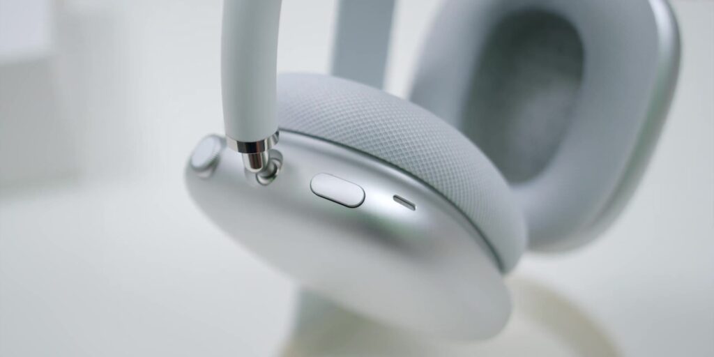 AirPods Max Review: Truly MAX Quality? 🤔 A Musician's Perspective 13 Controls Button 1080p AirPods Max Review.mp400020