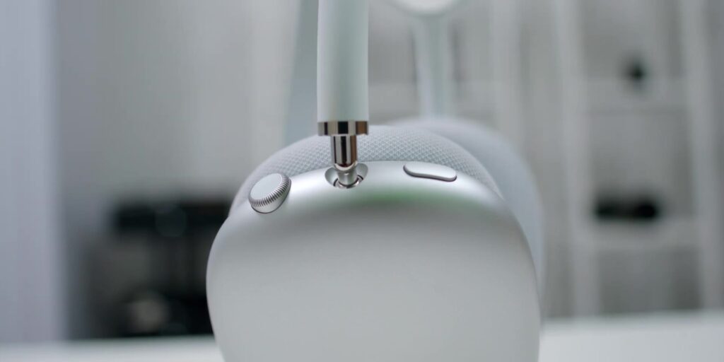 AirPods Max Review: Truly MAX Quality? 🤔 A Musician's Perspective 23 Controls 1 1080p AirPods Max Review.mp400017