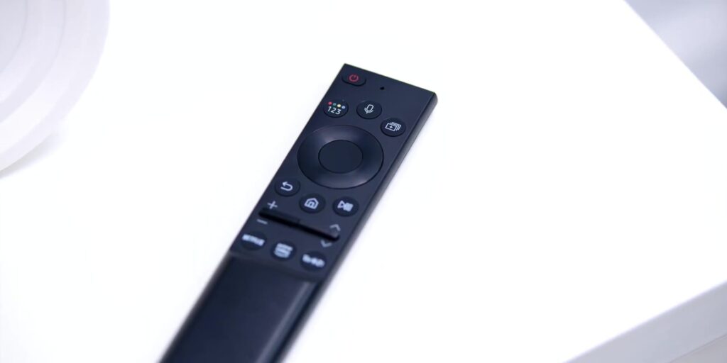 R6 remote 1080p 6 Reasons To Get The Samsung Frame 2021.mp400025