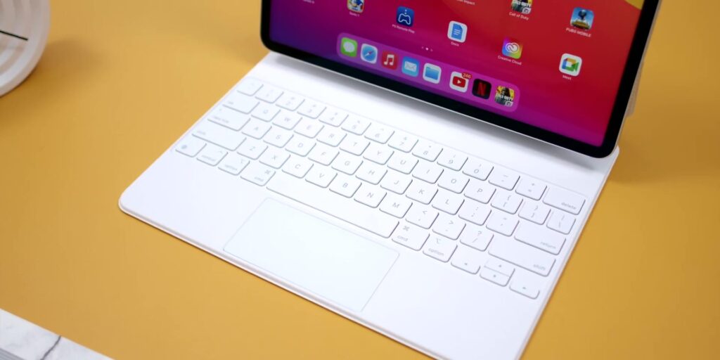 Magic Keyboard 1080p The TRUTH About The 2021 M1 iPad Pro After 2 Weeks.mp400022