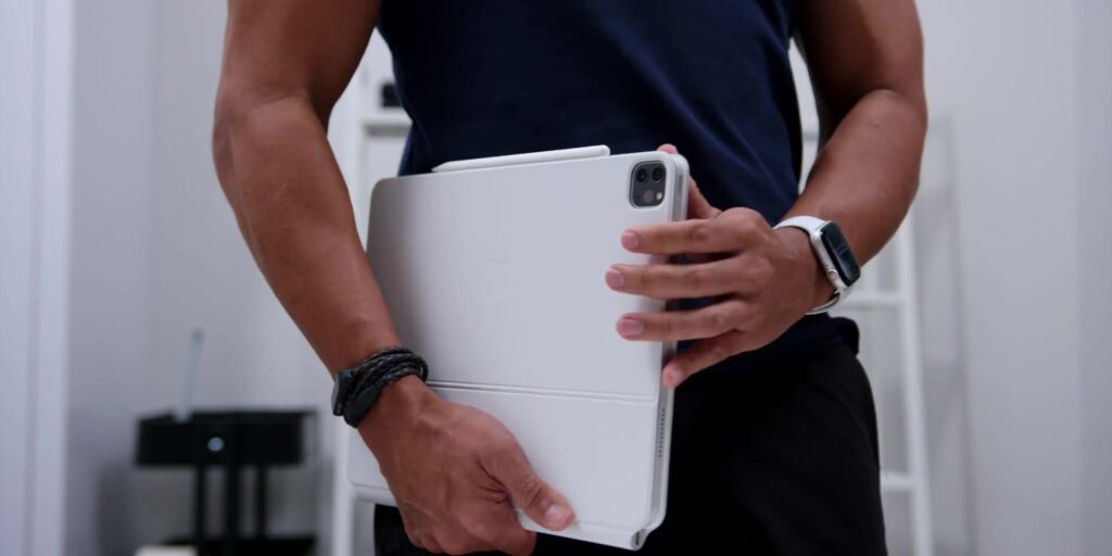 BQ single hand 1080p The TRUTH About The 2021 M1 iPad Pro After 2 Weeks.mp400004