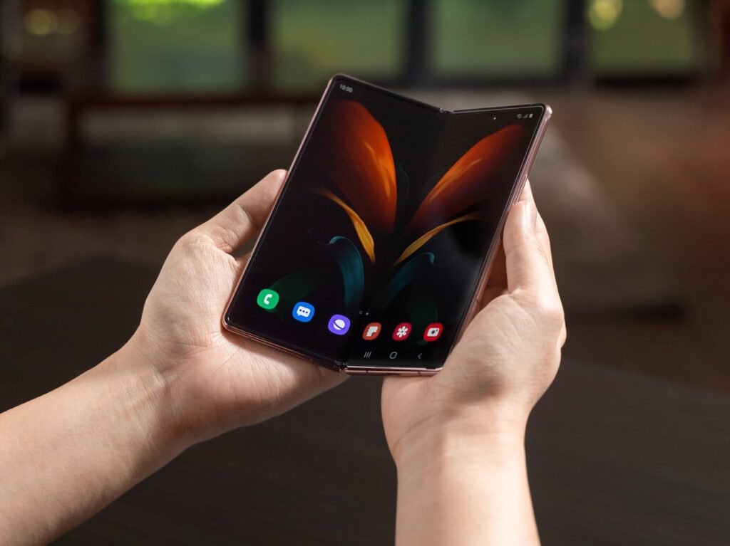 Honor Looks Set To Join The Foldable World 1 Samsung Galaxy Z Fold 2 Mystic Bronze In Hands Featured