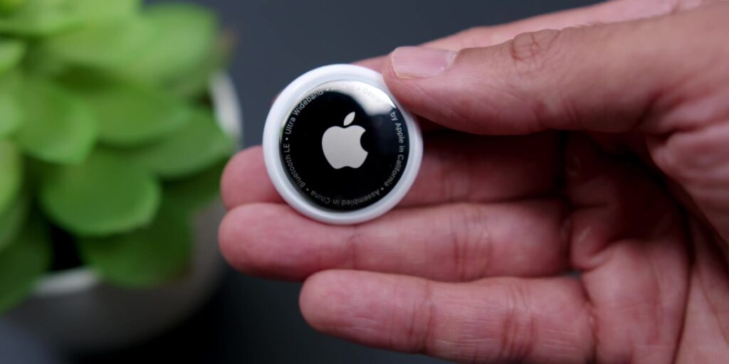 Airtag on hand 1080p Apple Airtags The Easy Find.mp400002