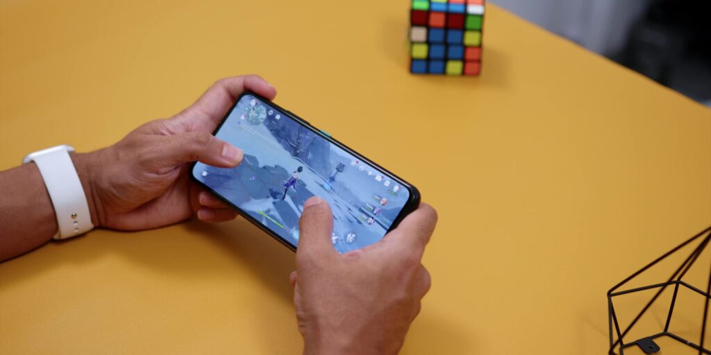 ASUS Zenfone 8 Flip: Gimmick or Flipping Good? 23 Gaming 1080p ASUS Zenfone 8 Flip.mp400033