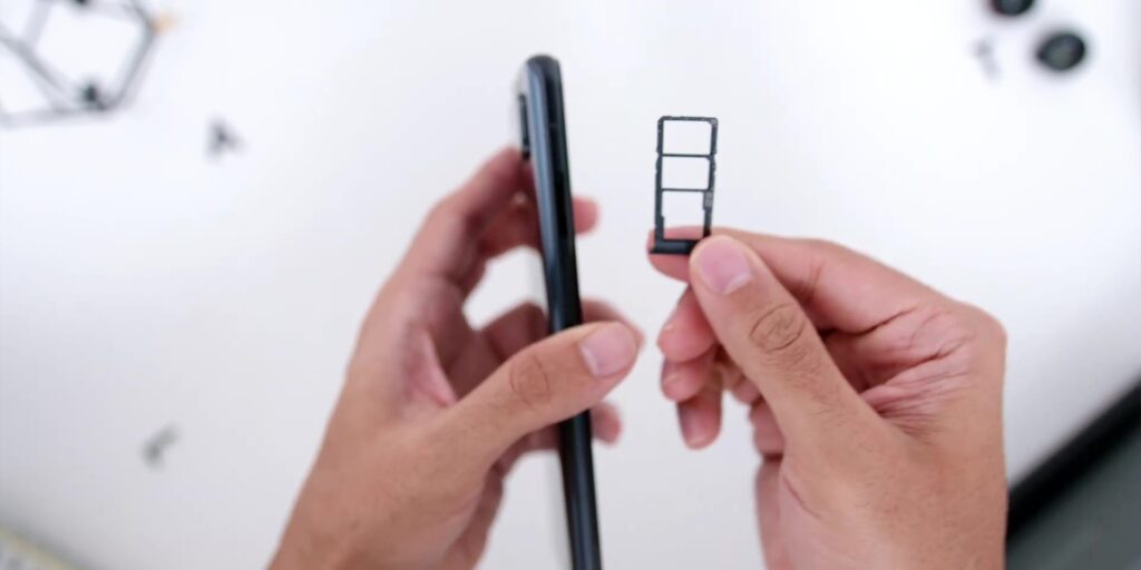 ASUS Zenfone 8 Flip: Gimmick or Flipping Good? 8 SIM slot 1080p ASUS Zenfone 8 Flip.mp400014