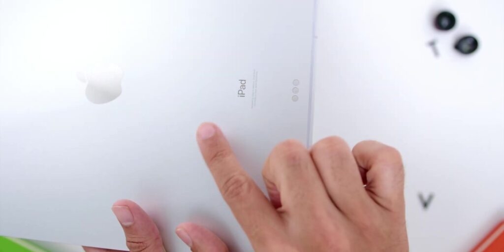 1080p Apple M1 iPad Pro Unboxing And First Impressions.mp400013