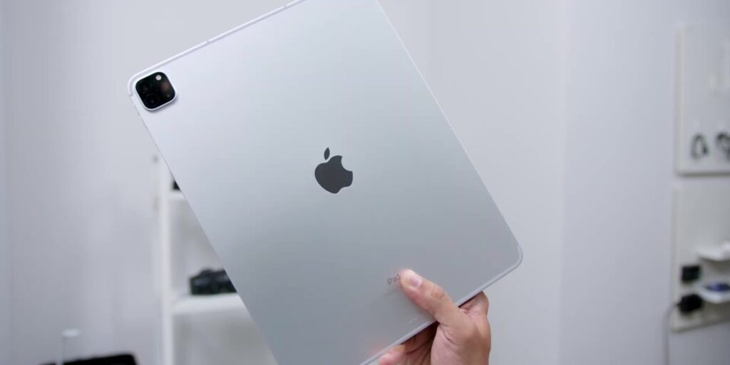1080p Apple M1 iPad Pro Unboxing And First Impressions.mp400009