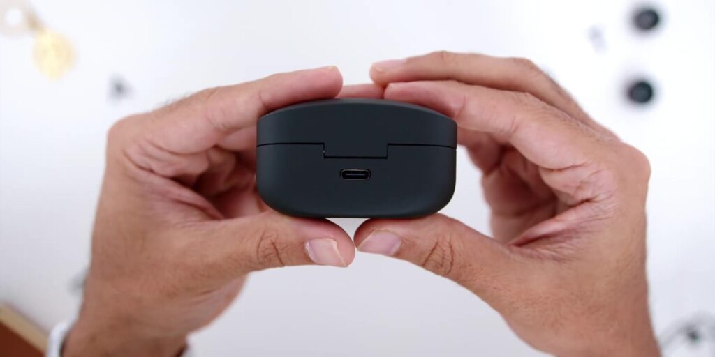 2. case back 1080p Sony WF 1000XM4.mp400013
