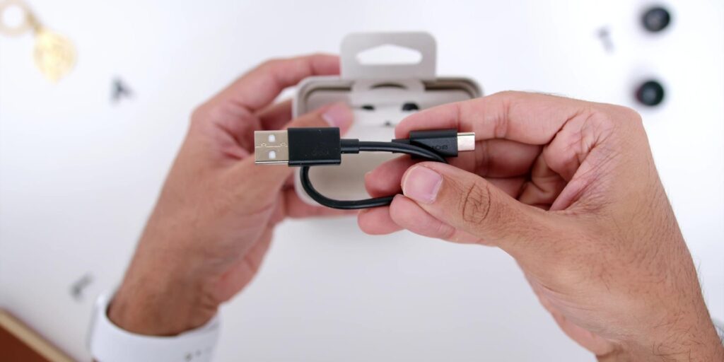 1. USB A to C cable 1080p Sony WF 1000XM4.mp400007