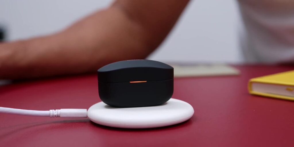7. wireless charge 1080p Sony WF 1000XM4.mp400036