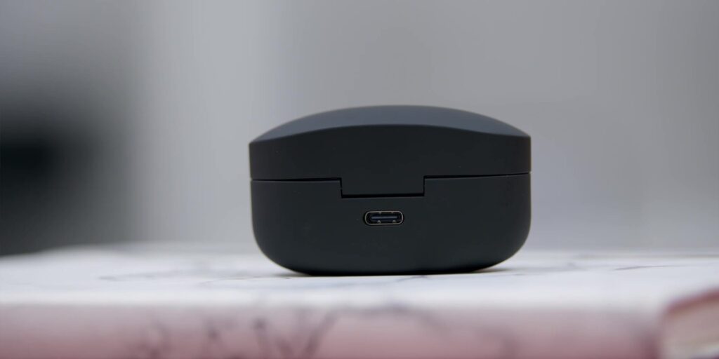 7. USB charge port 1080p Sony WF 1000XM4.mp400035