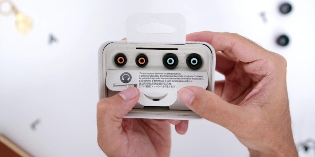 2. XM4 eartips 1080p Sony WF 1000XM4.mp400019