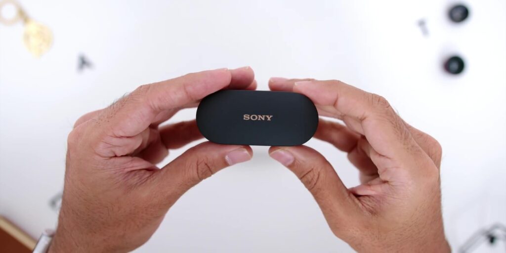 2. Case top view 1080p Sony WF 1000XM4.mp400011