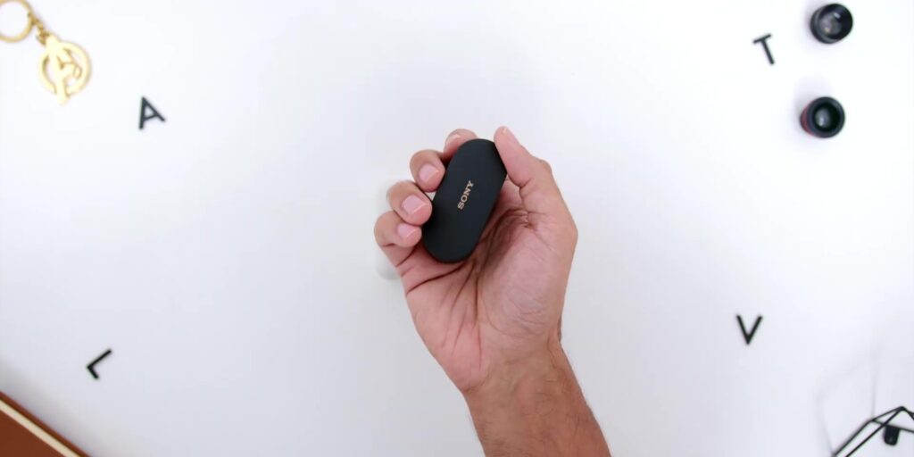 2. Case on hand 1080p Sony WF 1000XM4.mp400009