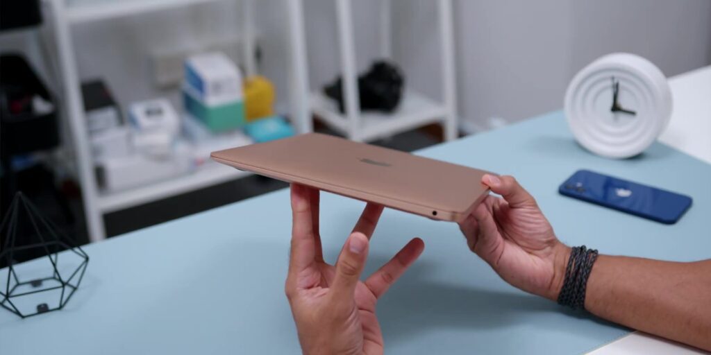 1. Side view 1080p Apple M1 MacBook Air.mp400006