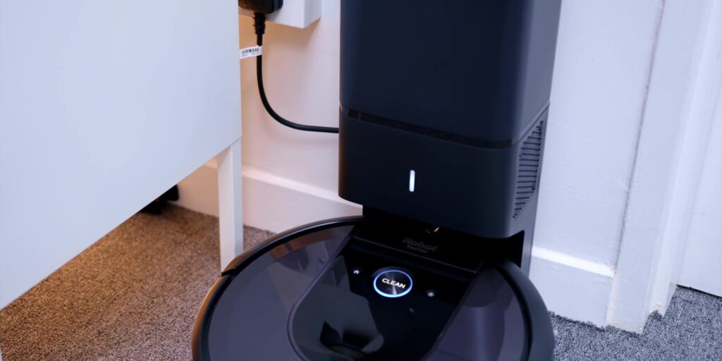 iRobot Roomba i7+ & Braava Jet m6: The Perfect Duo of Robotic Vacuum Cleaner & Mop For 2021! 3 1. auto disposal 1080p iRobot Roomba i7 And Braava Jet M6.mp400004