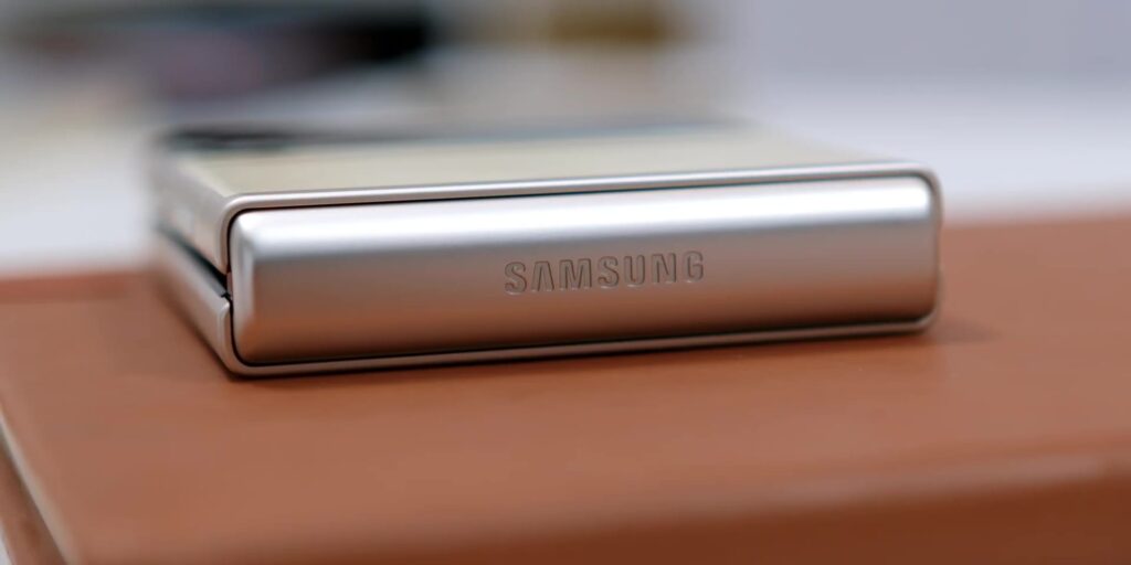 0.4 intro 4 1080p Samsung Galaxy Z Flip3 Review.mp400004