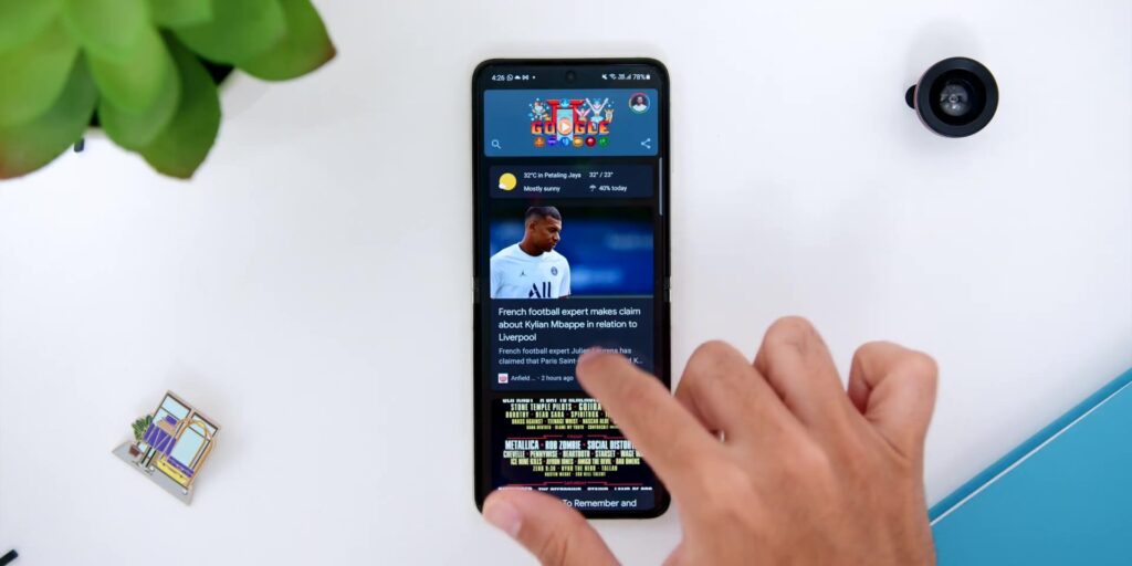 7.2 google feed 1080p Samsung Galaxy Z Flip3 Review.mp400023