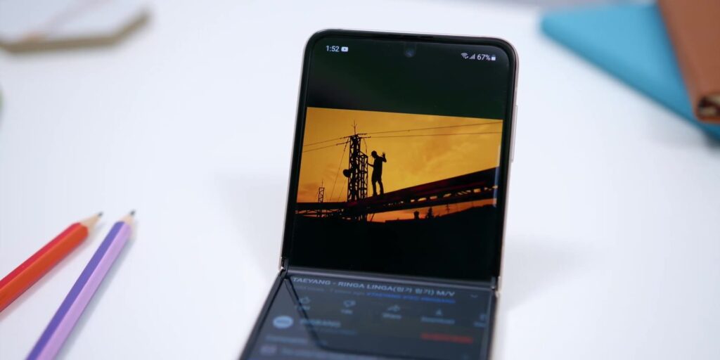 6.1 speaker 1080p Samsung Galaxy Z Flip3 Review.mp400021