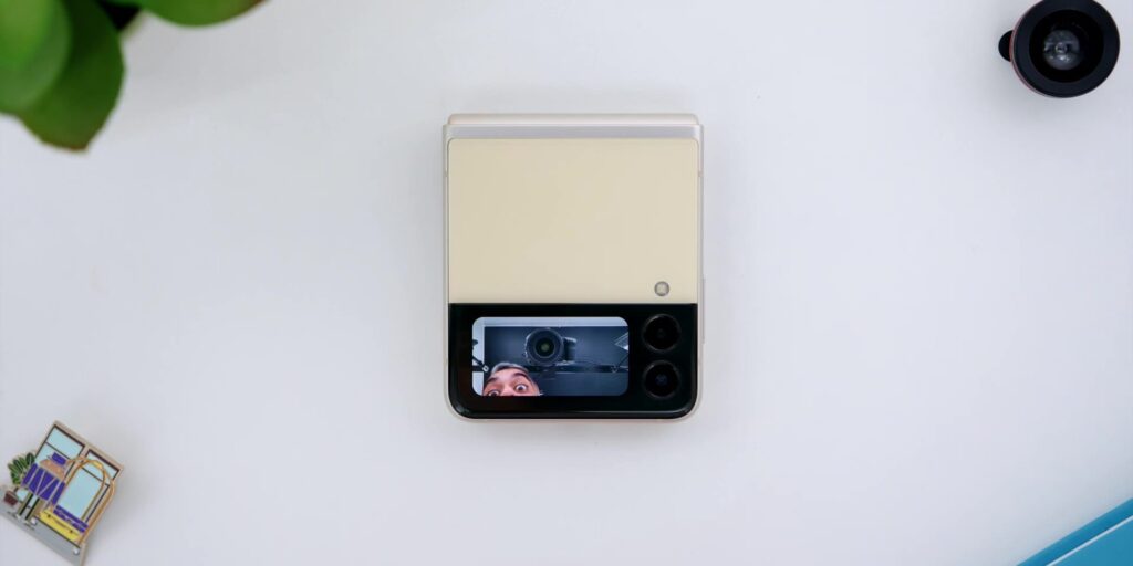 3.5 cover cam viewfinder 1080p Samsung Galaxy Z Flip3 Review.mp400005