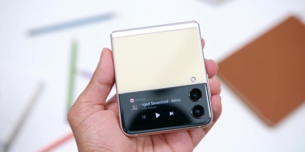3.4 cover widgets 1080p Samsung Galaxy Z Flip3 Review.mp400004