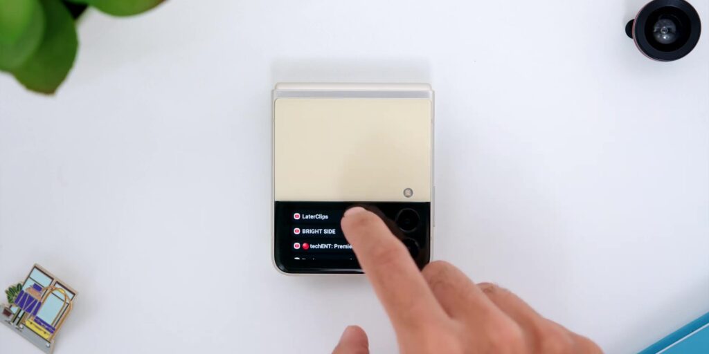 3.3 cover notification 1080p Samsung Galaxy Z Flip3 Review.mp400003