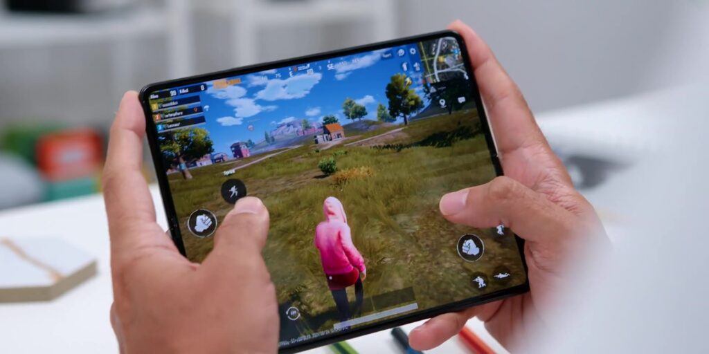 Samsung Galaxy Z Fold 3 Full Review: Third Time's A Charm?! 🤔 38 9.2 gaming PUBG 1080p Samsung Z Fold3 Full Review.mp400043