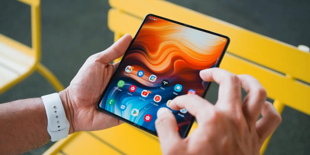 Samsung Galaxy Z Fold 3 Full Review: Third Time's A Charm?! 🤔 13 3.5 adaptive brightness under sunlight 1080p Samsung Z Fold3 Full Review.mp400014
