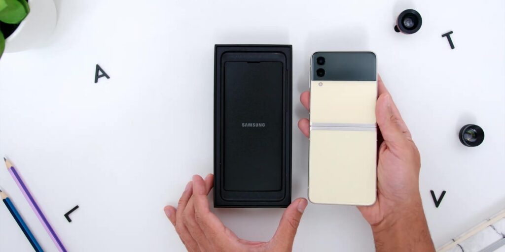 Samsung Galaxy Z Flip 3 Vs Samsung Galaxy Z Flip : Hands On Comparison! 3 1.2 phone itself 1080p Samsung Galaxy Z Flip 3 Vs Samsung Galaxy Z Flip.mp400002