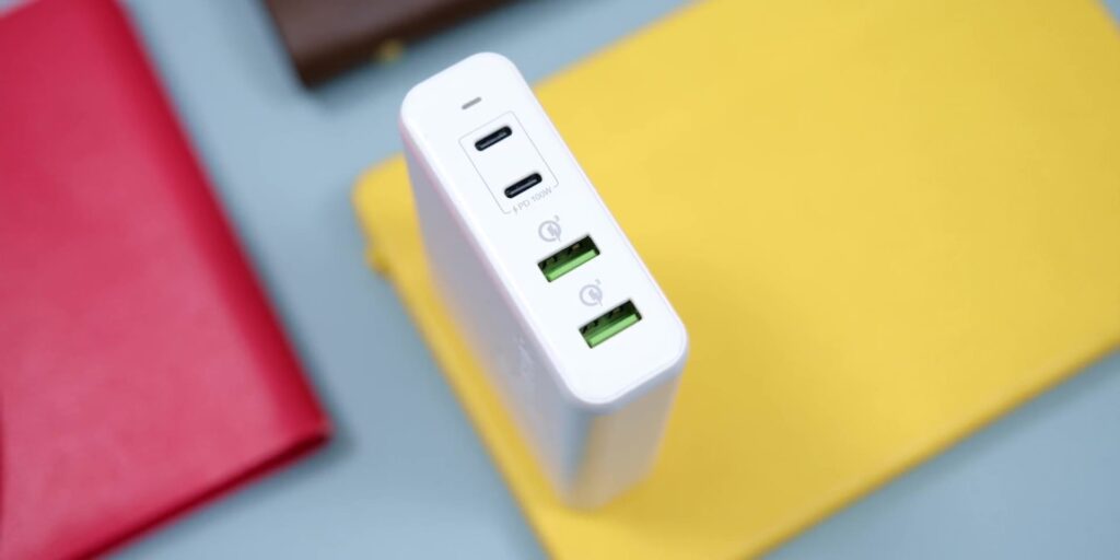 3.3 charger port view 1080p Best Work From Home WFH Accessories With J5Create.mp400021
