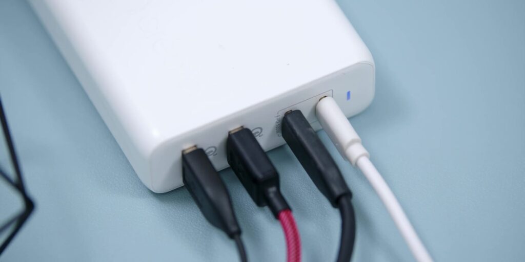 3.4 charger evenly distributed 1080p Best Work From Home WFH Accessories With J5Create.mp400022