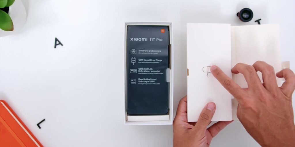 Xiaomi 11T vs Xiaomi 11T Pro: Unboxing and First Impressions 3 1.2 sim pin 1080p Xiaomi 11T 11T Pro Unboxing First Impressions.mp400002