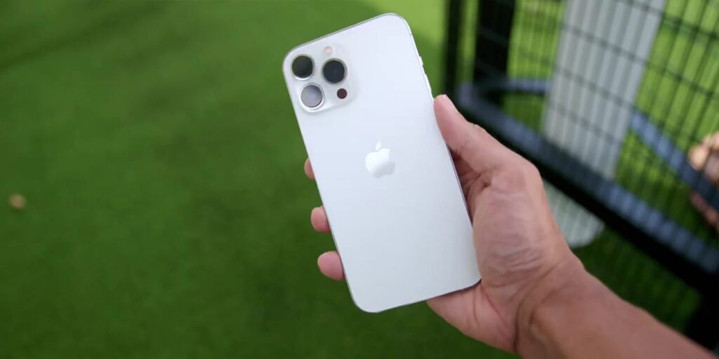 2.2 hold on hands 1080p iPhone 13 Pro And iPhone 13 Pro Max In Depth Review v2.mp400006