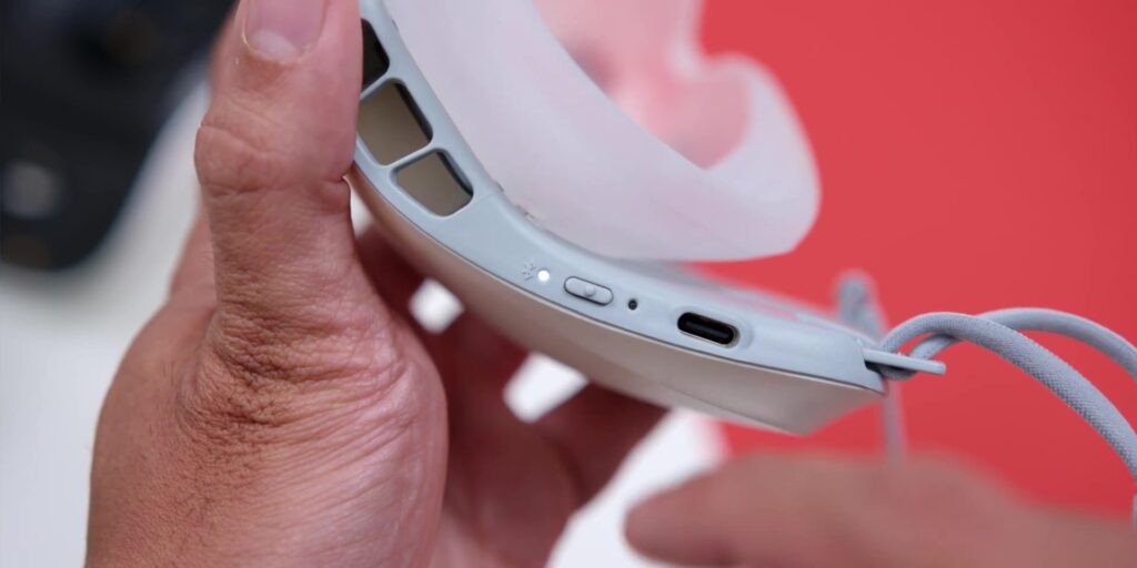 LG PuriCare™ Wearable Air Purifier: The Protection You DESERVE! 😷 13 2.9 bluetooth indicator 1080p LG PuriCare Wearable Air Purifier v2.mp400020