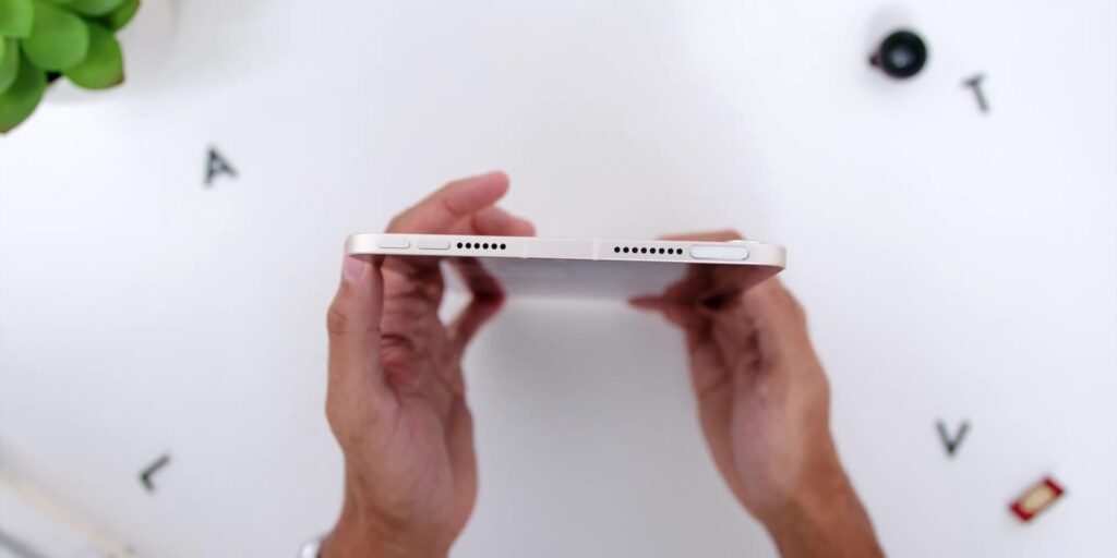 2021 iPad Mini Unboxing & First Impressions: The BEST Generation iPad Mini? 🤔 9 3.2 top view 1080p 2021 iPad Mini Unboxing First Impressions The BEST Generation iPad Mini.mp400014
