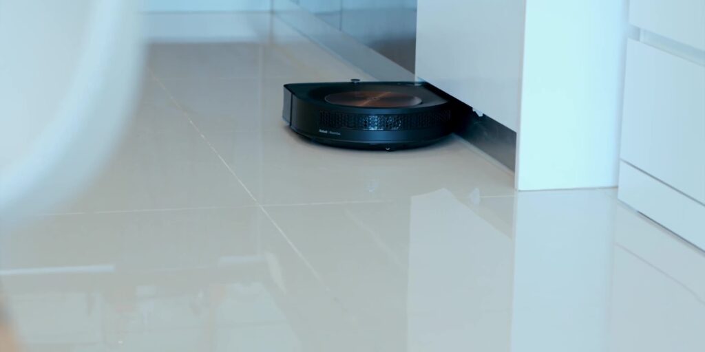 1.3 hug the edges 1080p iRobot Roomba s9.mp400004