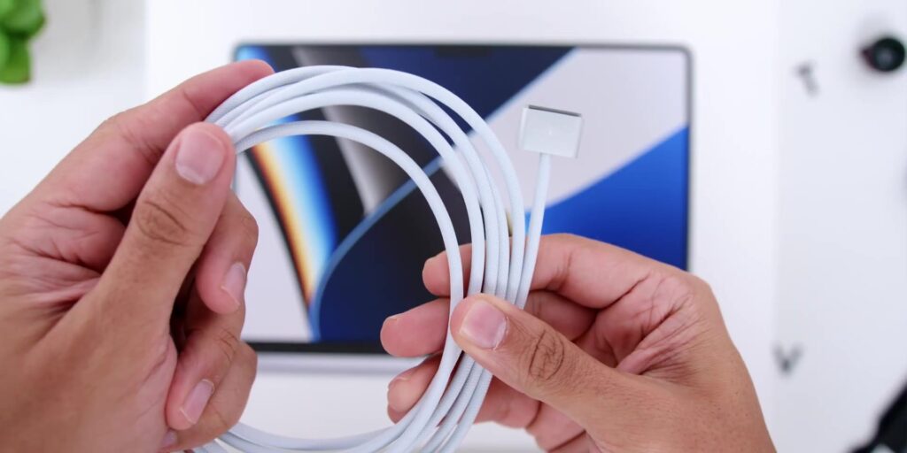 2021 MacBook Pro 14-inch M1 Max: Unboxing & First Impressions! FINALLY 🍎 7 1.7 charging cable 1080p MacBook Pro 14 2021 M1 Max Unboxing First Impressions.mp400007
