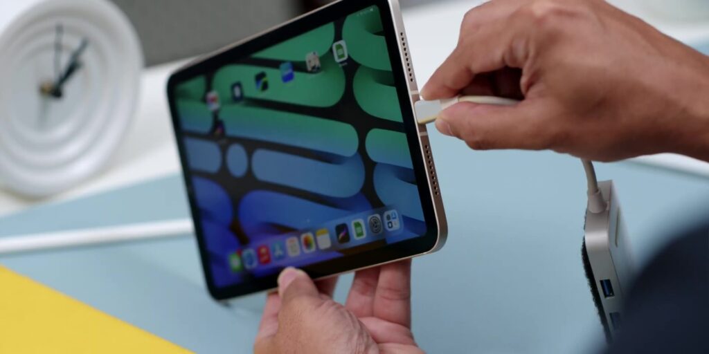 iPad Mini 2021: 6 Tips to MAXIMIZE the Potential of this Tiny Beast! 11 2.4 usb c hub 1080p 2021 iPad Mini Tips Tricks.mp400014