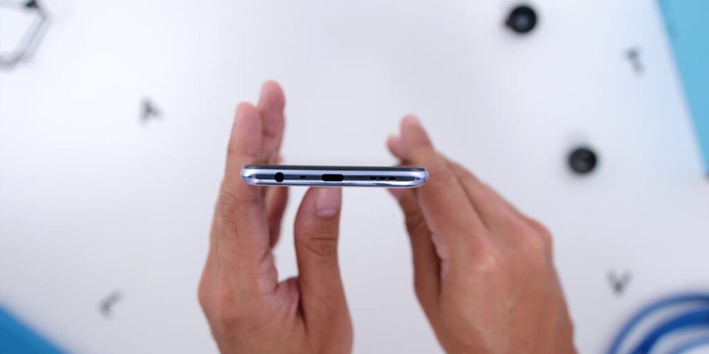 2.7 ports bottom 1080p OPPO A95 Unboxing First Impressions.mp400012