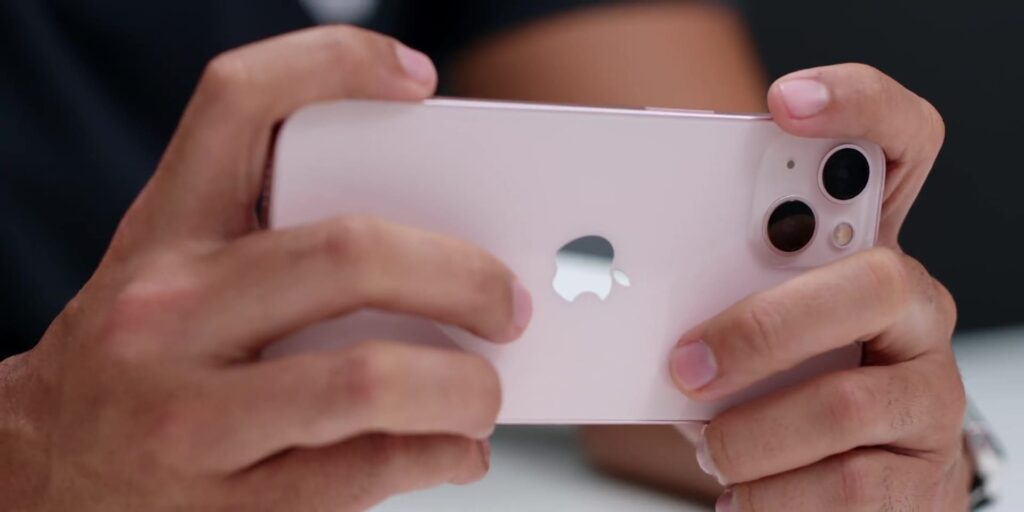 9.4 gaming i13 handling 1080p iPhone 13 iPhone 13 Mini Full Review.mp400054