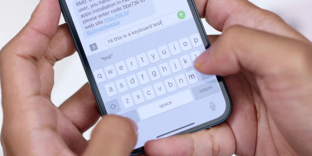 2.4 ip13m typing 1080p iPhone 13 iPhone 13 Mini Full Review.mp400008