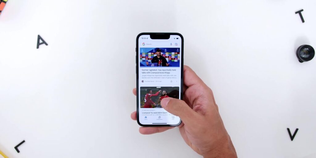 2.3 ip13m on hand 2 1080p iPhone 13 iPhone 13 Mini Full Review.mp400006