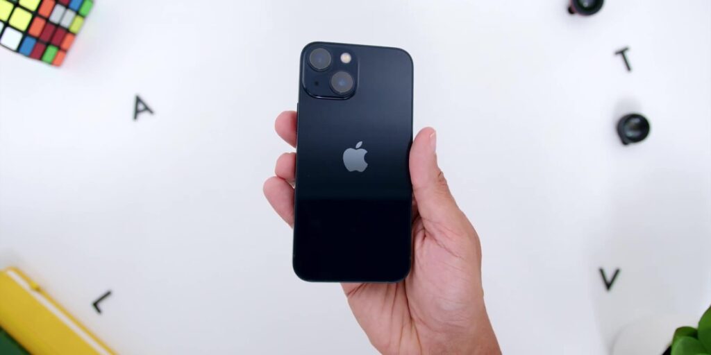 2.2 ip13m on hand 1080p iPhone 13 iPhone 13 Mini Full Review.mp400005