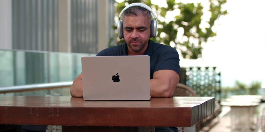 Is Going MAX on the 2021 M1 Max MacBook Pro Worth It? 🤔: Full Review After 2 Weeks 5 2.1 on the go