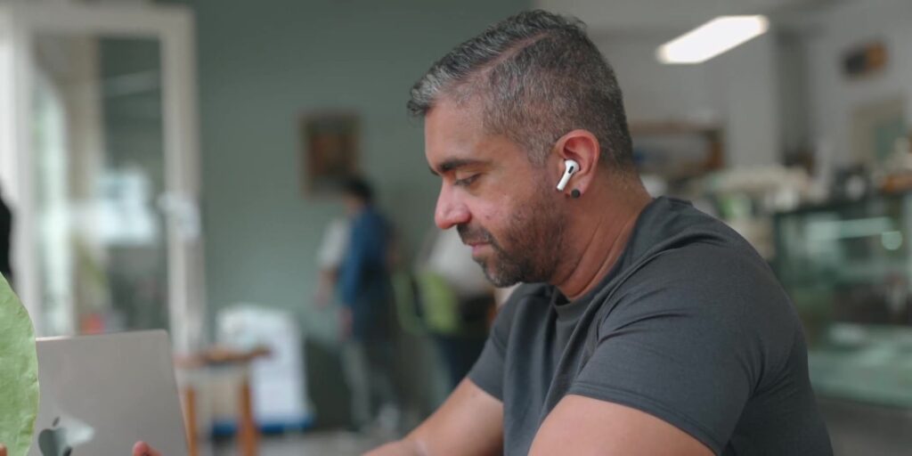 7.3 mall environment 1080p AirPods Gen 3.mp400033