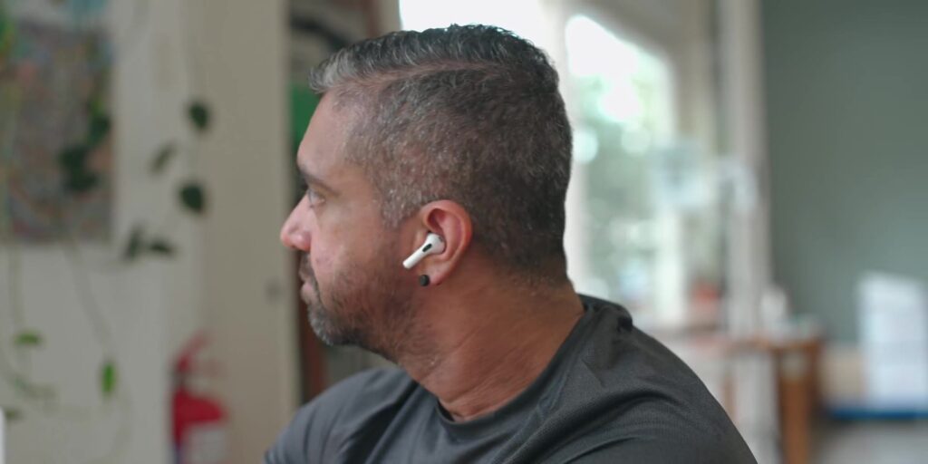 6.5 netflix head tracking 1080p AirPods Gen 3.mp400030