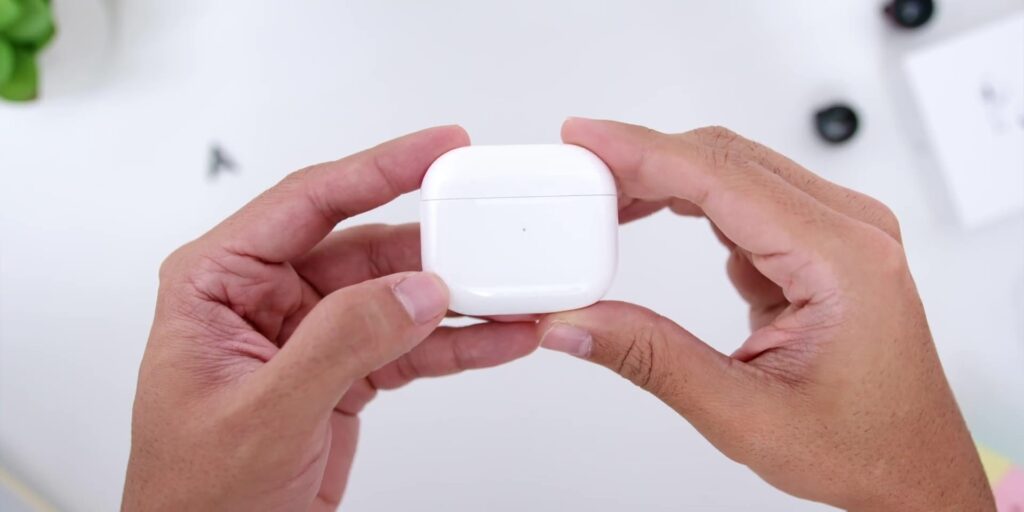 2.1 case front 1080p AirPods Gen 3.mp400006