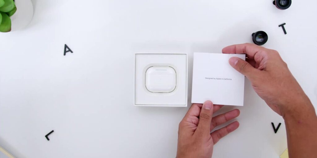 1.3 open box 1080p AirPods Gen 3.mp400004